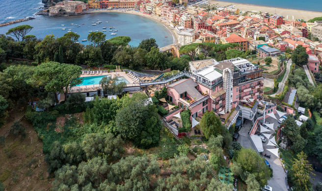 Vis a Vis Hotel Exterior