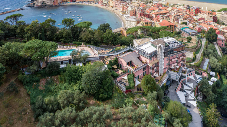 Vis a Vis Hotel Exterior