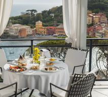 Vis a Vis Hotel Exterior