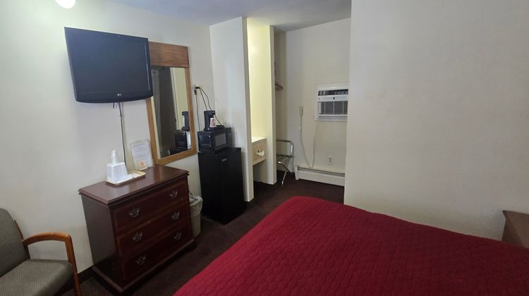 Red Carpet Inn Pulaski Room