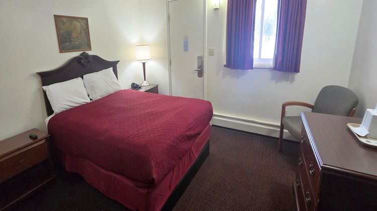 Red Carpet Inn Pulaski Room