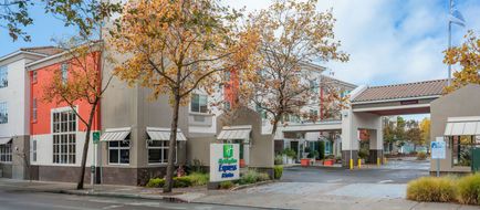 Holiday Inn Express & Suites Berkeley Exterior