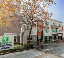 Holiday Inn Express & Suites Berkeley Exterior