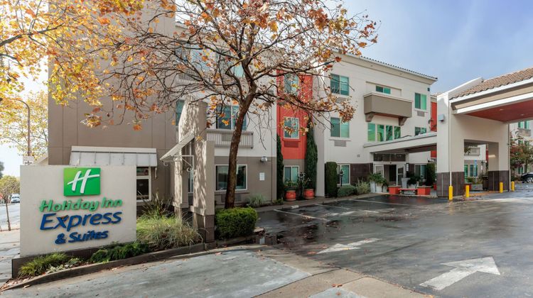 Holiday Inn Express & Suites Berkeley Exterior