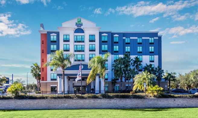 Holiday Inn Express Hotel & Suites Exterior