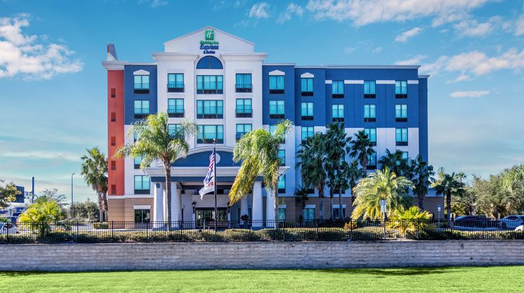 Holiday Inn Express Hotel & Suites Exterior