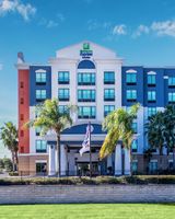 Holiday Inn Express Hotel & Suites