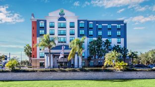 Holiday Inn Express Hotel & Suites