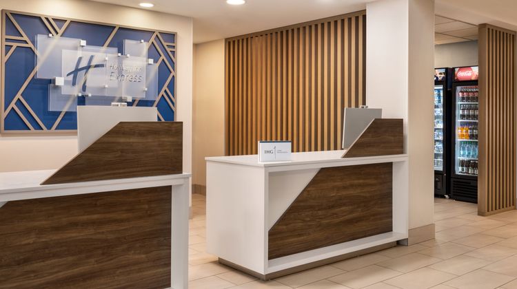 Holiday Inn Express Syracuse Airport Exterior
