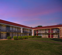 HomeTowne Studios Montgomery - Midtown Exterior