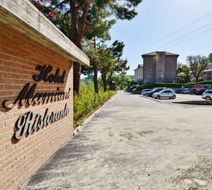 Hotel Mamiani Exterior
