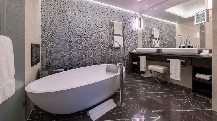 Royal Savoy Hotel & Spa Suite