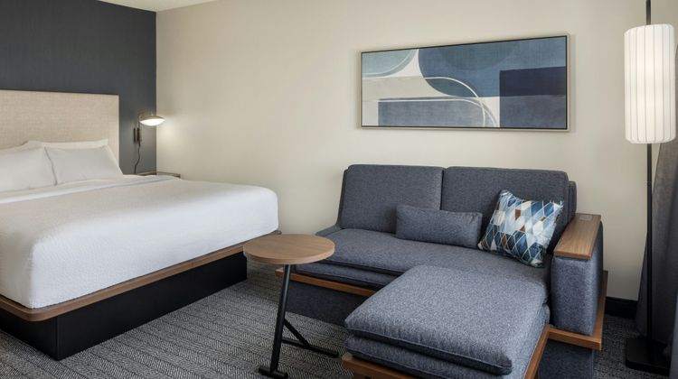 Courtyard Springfield Airport Room