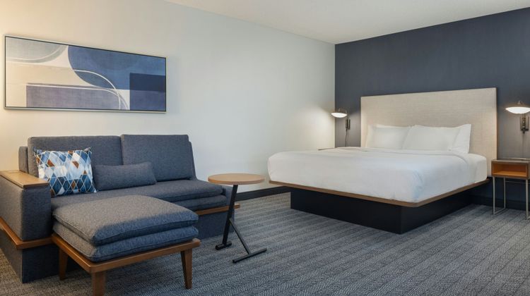 Courtyard Springfield Airport Room