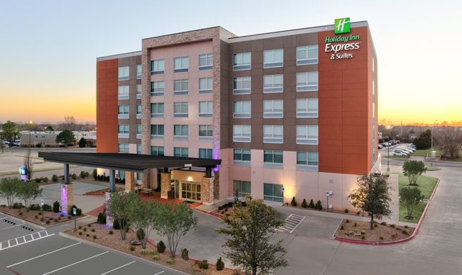 Holiday Inn Express & Suites Moore Exterior