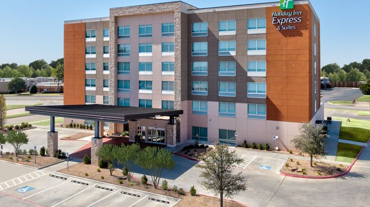 Holiday Inn Express & Suites Moore Exterior