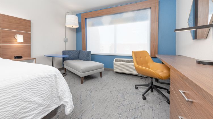 Holiday Inn Express & Suites Moore Room