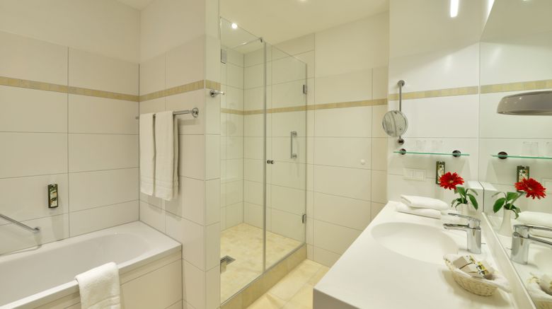 <b>Hotel Der Lindenhof Room</b>. Images powered by <a href="https://www.leonardoworldwide.com/" title="Leonardo Worldwide" target="_blank">Leonardo</a>.