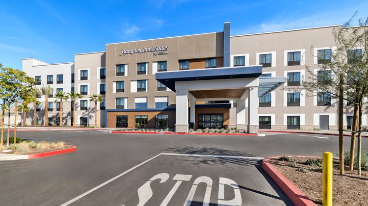 Hampton Inn and Suites by Hilton Corona Exterior