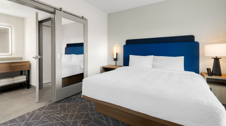 Hampton Inn and Suites by Hilton Corona Room