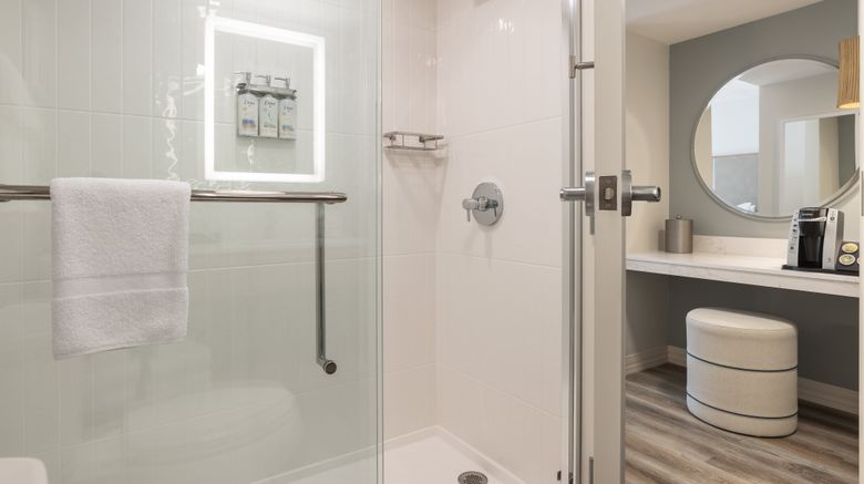 <b>Holiday Inn Resort Galveston-On Beach Room</b>. Images powered by <a href="https://www.leonardoworldwide.com/" title="Leonardo Worldwide" target="_blank">Leonardo</a>.