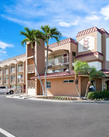 Red Roof Plus+ & Suites Naples Downtown