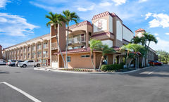 Red Roof Plus+ & Suites Naples Downtown
