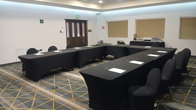 Holiday Inn Hotel & Suites Meeting