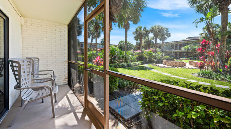 Red Roof Plus+ & Suites Naples Downtown Suite