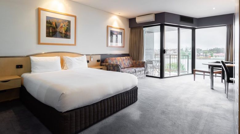 <b>The Lakes Resort Hotel Suite</b>. Images powered by <a href="https://www.leonardoworldwide.com/" title="Leonardo Worldwide" target="_blank">Leonardo</a>.