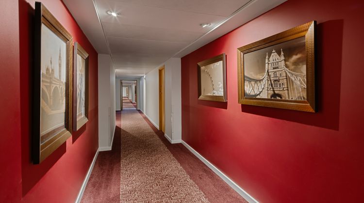 Crowne Plaza London Ealing Lobby