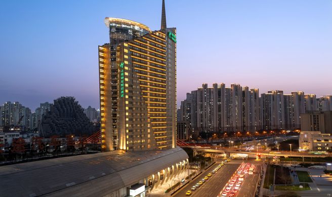 Holiday Inn Express Zhabei Exterior
