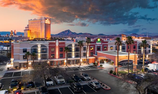 Holiday Inn Express Hotel & Suites Exterior
