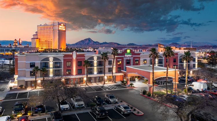 Holiday Inn Express Hotel & Suites Exterior