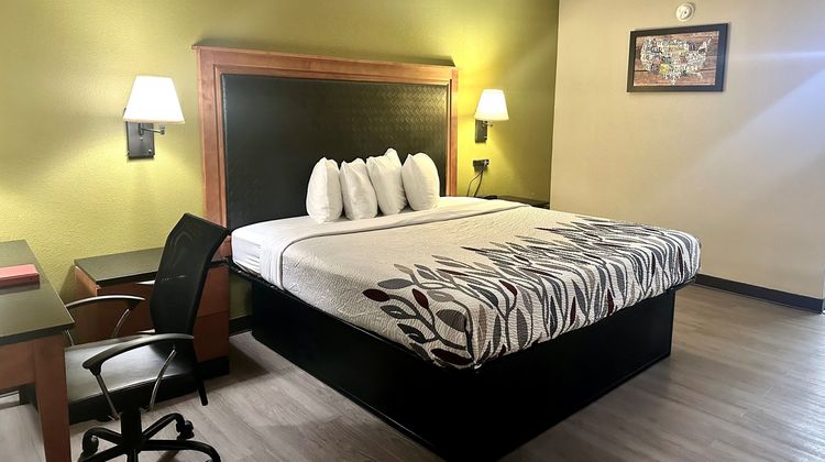 Red Carpet Inn Room