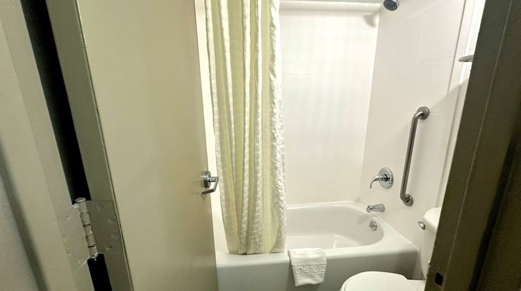 Red Carpet Inn Room