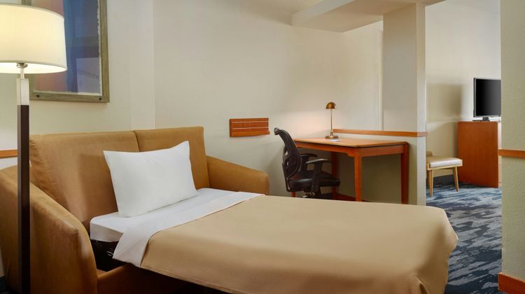 Fairfield Inn & Suites Commerce Suite