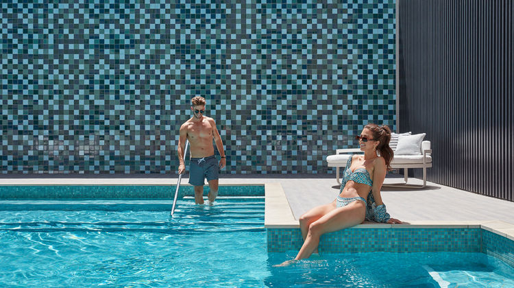 Crowne Plaza Melbourne Pool
