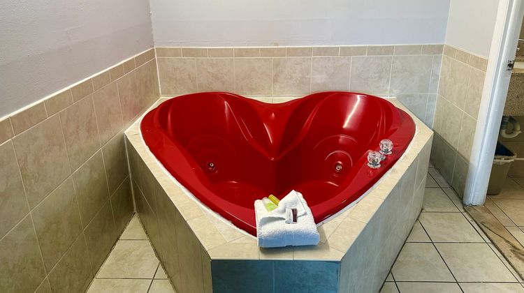 Red Carpet Inn Stamford Room