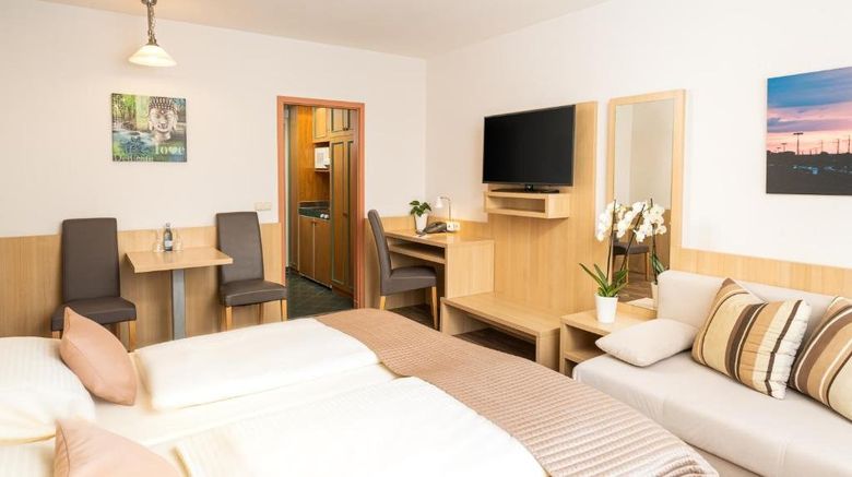 <b>QU Hotel Augsburg Room</b>. Images powered by <a href="https://www.leonardoworldwide.com/" title="Leonardo Worldwide" target="_blank">Leonardo</a>.