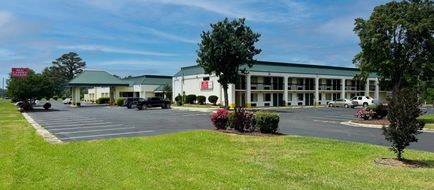 Red Carpet Inn & Suites Exterior