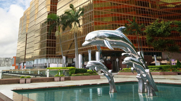 The Royal Pacific Hotel & Towers Exterior