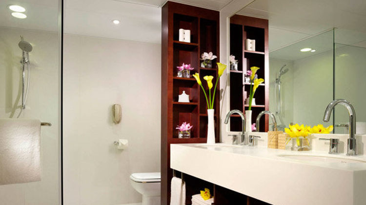 The Royal Pacific Hotel & Towers Room
