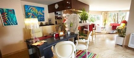 Carnac Lodge & Hotel Lobby
