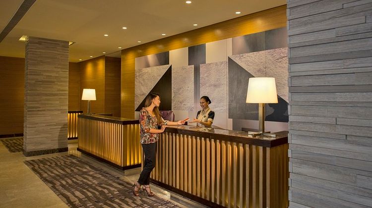 Holiday Inn & Suites Makati Lobby