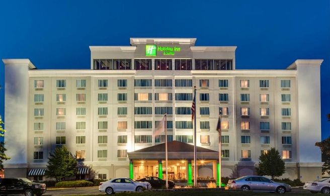 Holiday Inn Hotel & Suites Exterior
