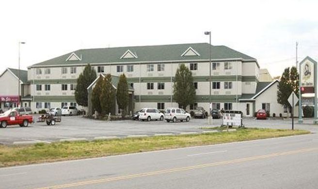 Commodore Perry Inn & Business Center Exterior