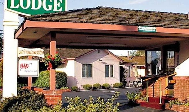 Lone Oak Lodge Exterior