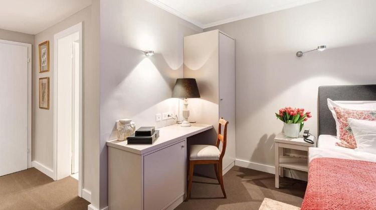 Admiral Hotel Room
