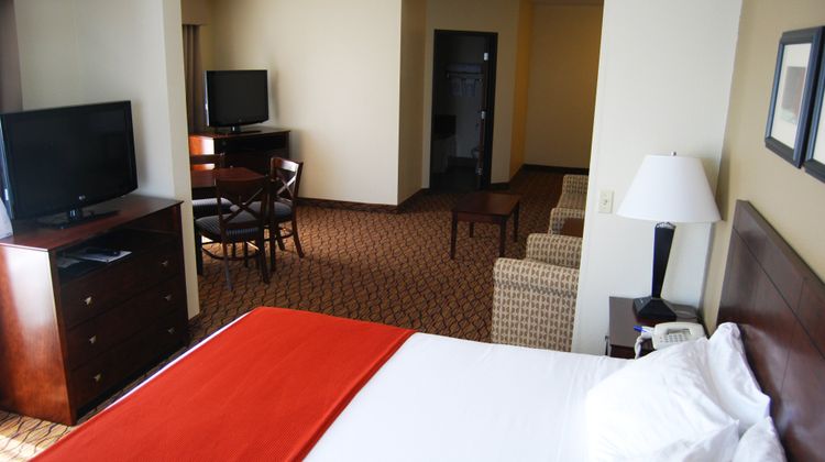 Holiday Inn Express & Suites Room